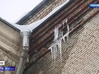 Гибель под глыбой: лед на столичных крышах стал смертельно опасным