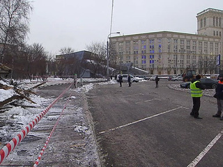 В Москве под тяжестью снега рухнул огромный навес над входом в институт