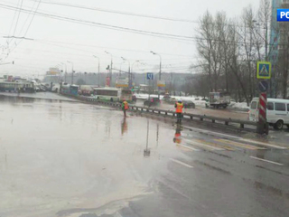 Прорыв канализации парализовал движение на Липецкой улице
