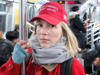 Британская журналистка вышла на улицы Нью-Йорка в бейсболке с лозунгом Трампа