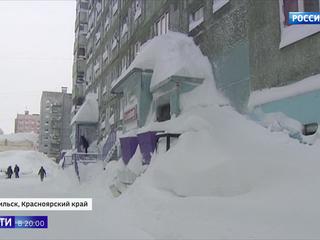 Норильск во власти стихии: снег достает до третьего этажа дома