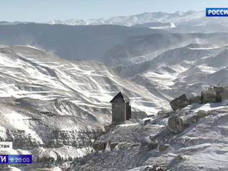 В Дагестане из-за снега жителям приходится нести корм животным на себе