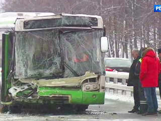 На Варшавском шоссе пассажирский автобус врезался в фуру