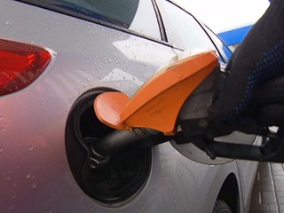 Нефтяники договорились заморозить рынок бензина до июля