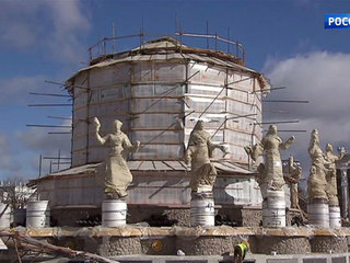 Знаменитые золотые статуи фонтана 