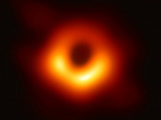 Ученые показали, как выглядит черная дыра