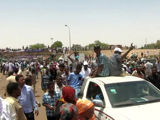 Митингующие в Судане требуют передать власть гражданскому правительству