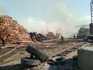 Вертолет Ми-8 присоединился к тушению пожара на складе в Хабаровске