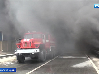 Под Пятигорском спасатели локализовали мощный пожар на рынке