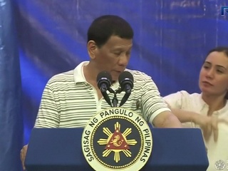 Таракан чуть не сорвал речь президента Филиппин