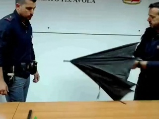 В Италии задержан мужчина со стреляющим зонтом