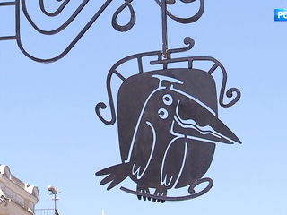 У здания Высшей школы экономики установили символ вуза - флюгер в виде вороны