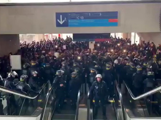 Мигранты устроили сидячую забастовку в парижском аэропорту