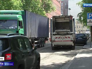 Из-за благоустройства улиц в Красносельском районе расширили тротуар, а машины не могут разъехаться