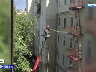 Безобразие чистой воды: в Москве дворники помыли фасады домов  из брандспойтов