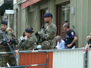 Подозреваемого во взрыве в Лионе ищут 90 следователей
