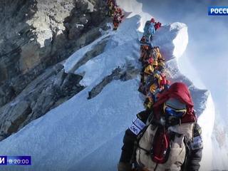 Лестница в небо: на Эвересте в многокилометровой очереди гибнет уже 11-й турист