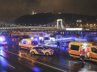 В Будапеште затонуло прогулочное судно с тремя десятками человек