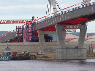 Китайские и российские строители соединили две части моста Благовещенск-Хэйхэ