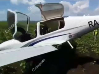 Учебный самолет с курсантами совершил жесткую посадку в Оренбуржье