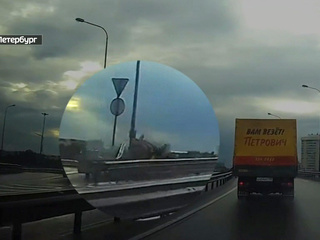 В Петербурге неуправляемый автокран  вылетел с трассы