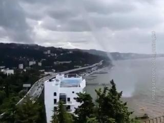 Черноморское побережье во власти стихии: Сети заполнили видео плывущих автомобилей