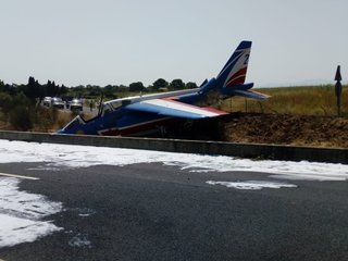 Самолет французской пилотажной группы рухнул у проезжей части в Перпиньяне