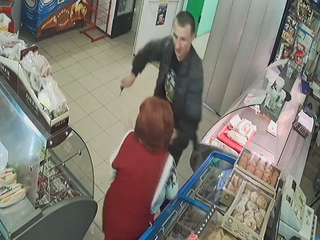 Вышел из тюрьмы и ограбил магазин: нападение на продавщицу попало на видео