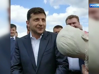 Украинскому президенту Зеленскому стали дарить его же бюсты