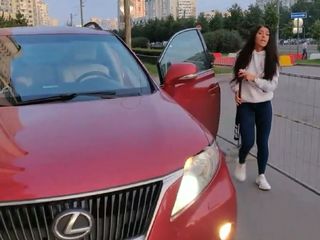 Петербурженка на Lexus битой отстояла свое право ездить по тротуару