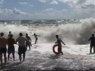 Пьяного пловца полчаса не могли вытащить из моря во время шторма в Новороссийске