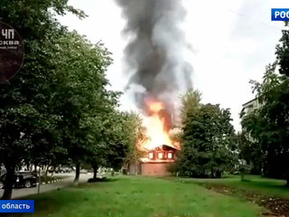 Двухэтажное кафе в деревне Чашниково сгорело практически дотла