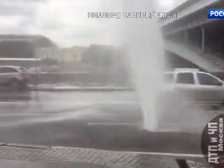 На Раушской набережной забил фонтан горячей воды