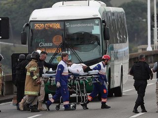 Вооруженный мужчина взял в заложники пассажиров автобуса в Рио