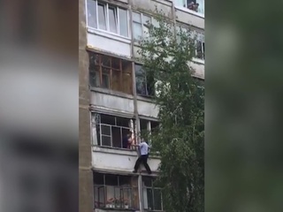 Спасение на уровне третьего этажа: пытавшийся выбросить из окна девочку задержан