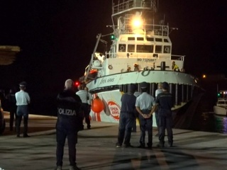 Мигранты с корабля Open Arms высадились на острове Лампедуза