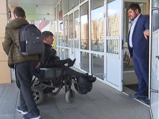 В Челябинске из-за отсутствия лифта на работу не может попасть депутат-инвалид