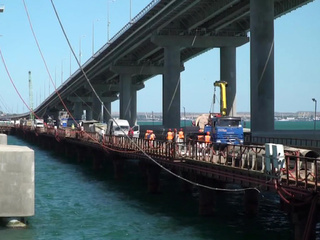 В Керченском проливе разбирают мост, использовавшийся для строительства моста Крымского