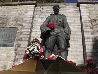 75 лет со дня освобождения Таллина: российские дипломаты возложили цветы к Бронзовому солдату