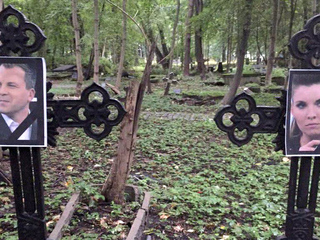 Политики, телеведущие и даже певец: кто развесил их портреты на кладбище в Петербурге?