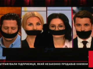 На Украине журналисты трех ведущих телеканалов вышли в эфир с заклеенными ртами