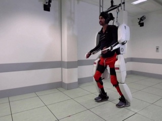 Парализованный пациент ходит, управляя экзоскелетом силой мысли. Видео