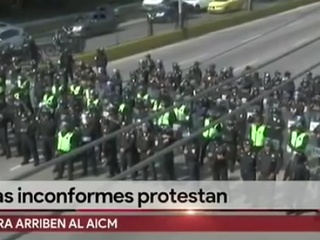 В Мехико бастующие полицейские перекрыли дороги, ведущие к аэропорту