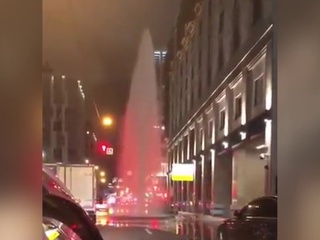 На 1-й Брестской улице в Москве забил фонтан высотой в несколько этажей. Видео