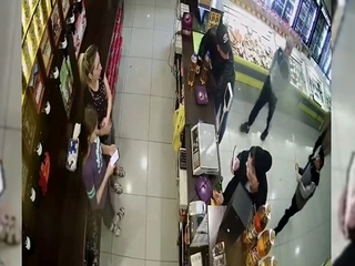 Мужчины с клюшкой жестоко избили посетителей магазина в Ачинске