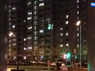 Танцующий светофор сняли на видео в Некрасовке