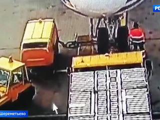 В Шереметьеве тягач повредил грузовой 