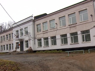 Сырость и плесень: в школе Владивостока дети сидят на уроках в куртках и шапках