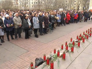 Игрушки, свечи и цветы: в Москве вспоминают жертв теракта на Дубровке
