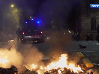 Барселона снова в огне: мирный протест перерос в столкновения с полицией